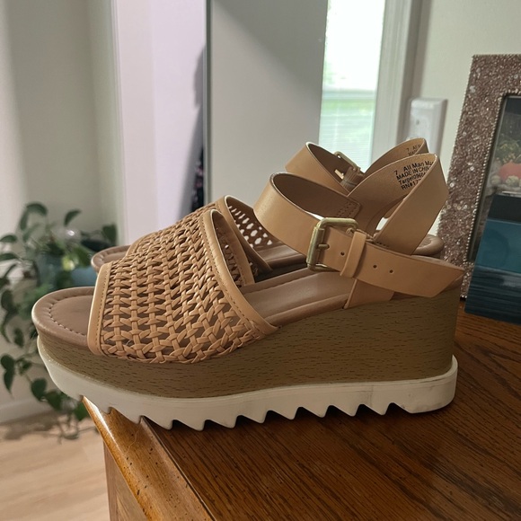 Women's Tan Woven Platform Sandals - Picture 4 of 4